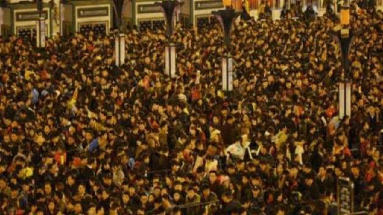 Çin'de  100 bin kişi garda mahsur kaldı
