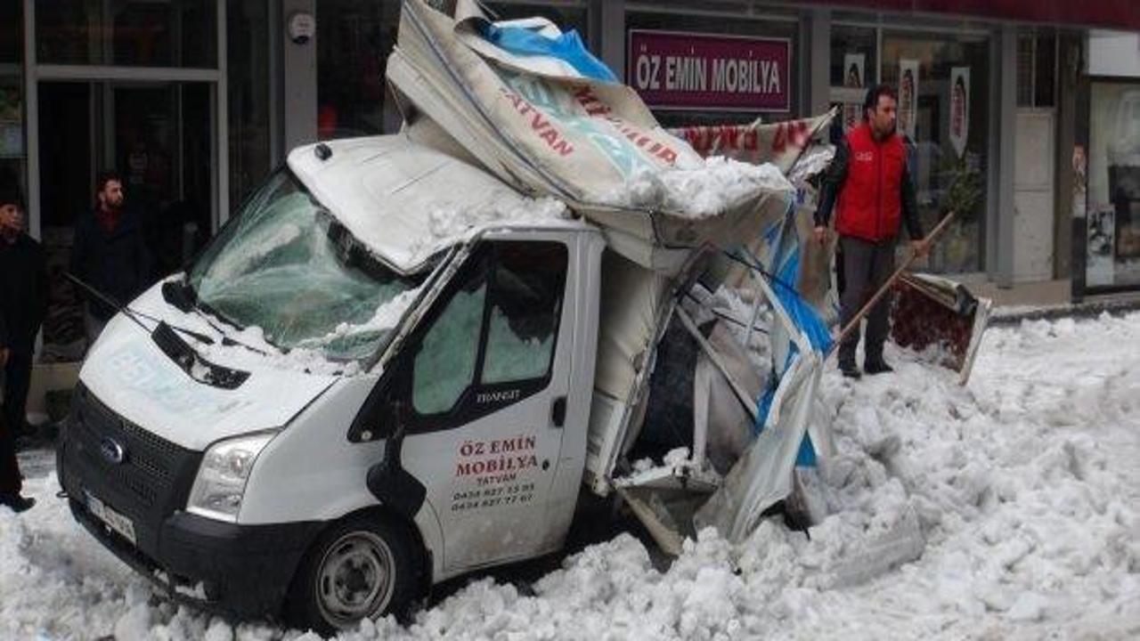 Çatıdan düşen kar kütlesi kamyoneti kullanılmaz hale getirdi