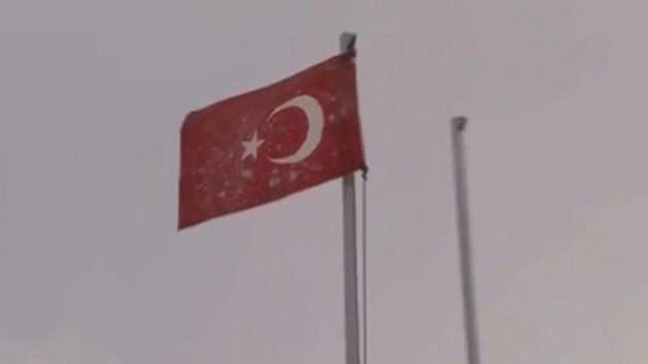 Hudut Karakolu'nda bayrak bile dondu