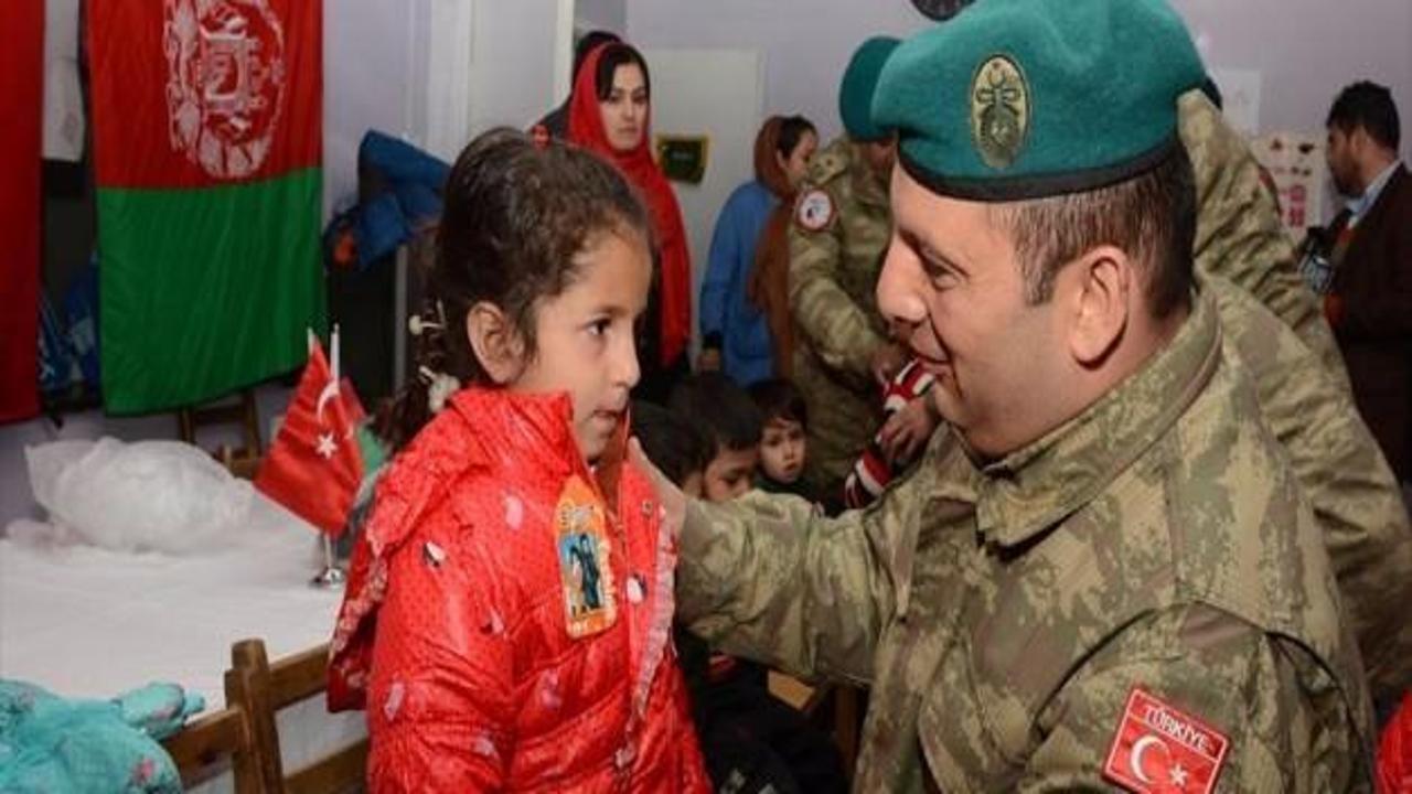 Türk askerinden Afgan çocuklara yardım