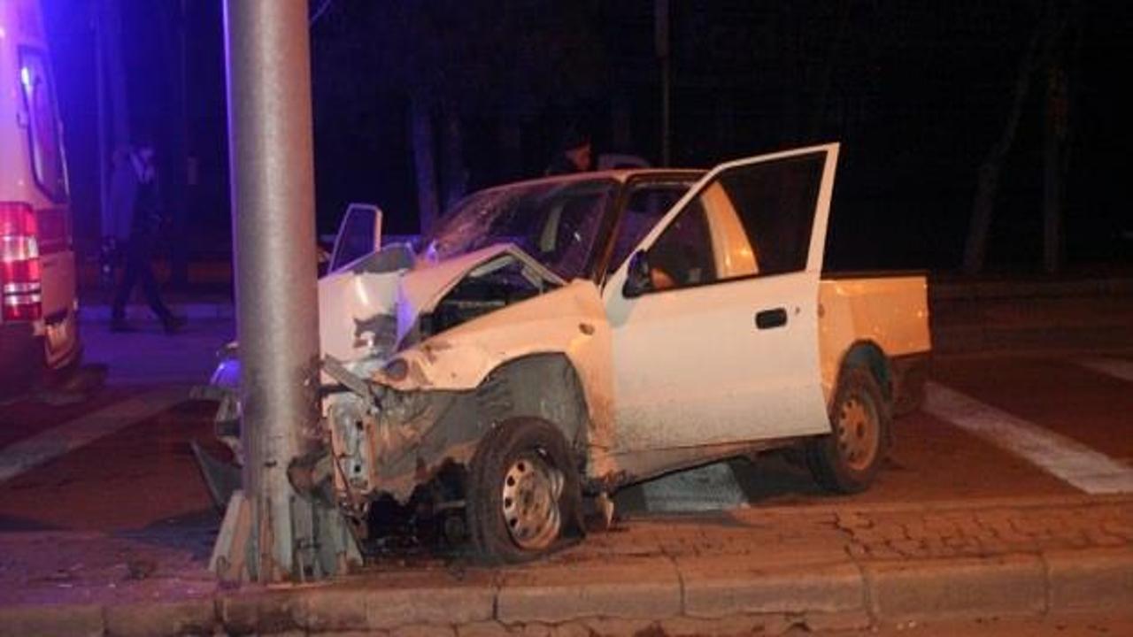 Konya'da kamyonet refüjdeki direğe çarptı: 1 yaralı