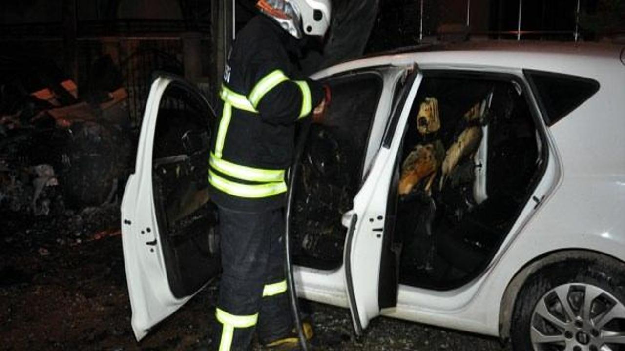 Didim'de park halindeki iki otomobil yandı