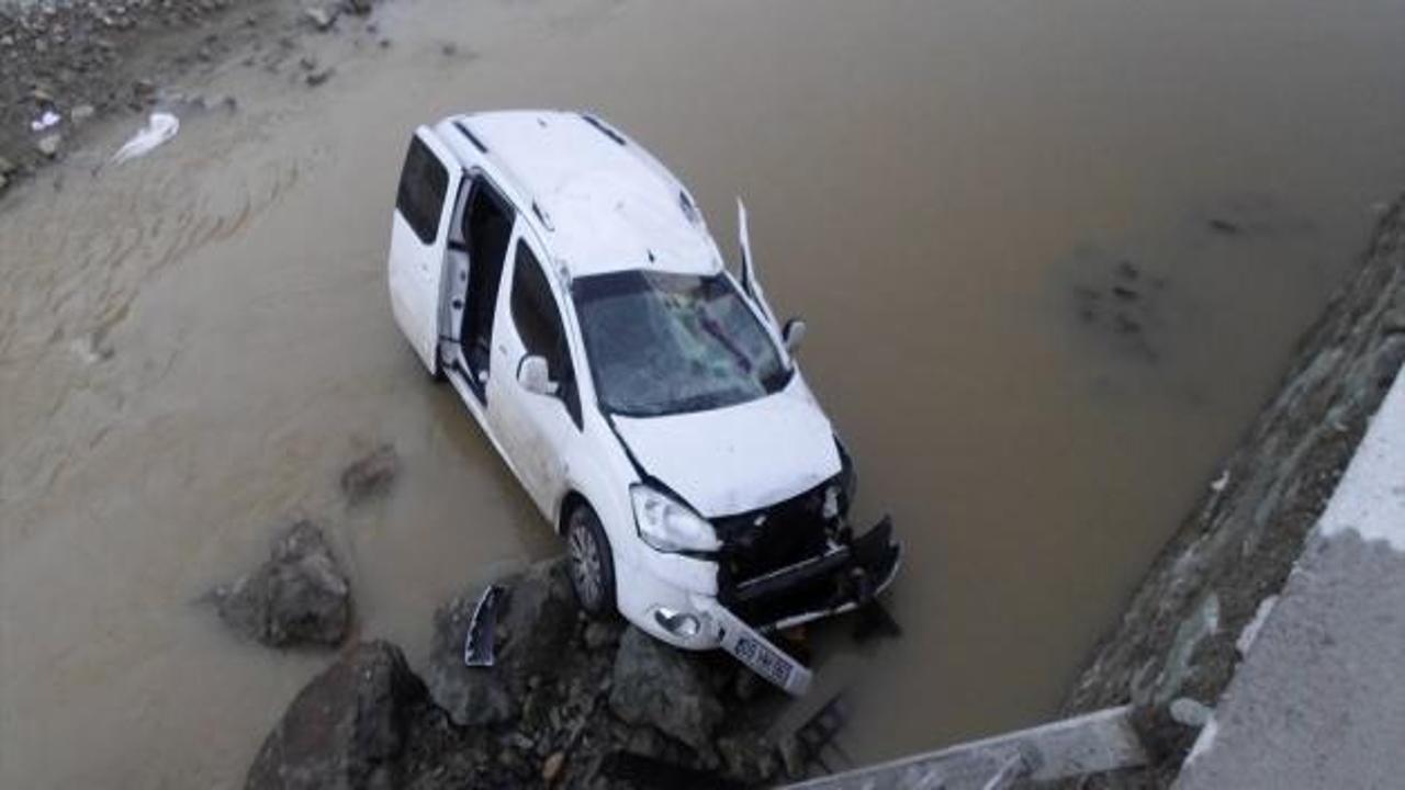 Trabzon'da otomobil dereye yuvarlandı: 4 yaralı