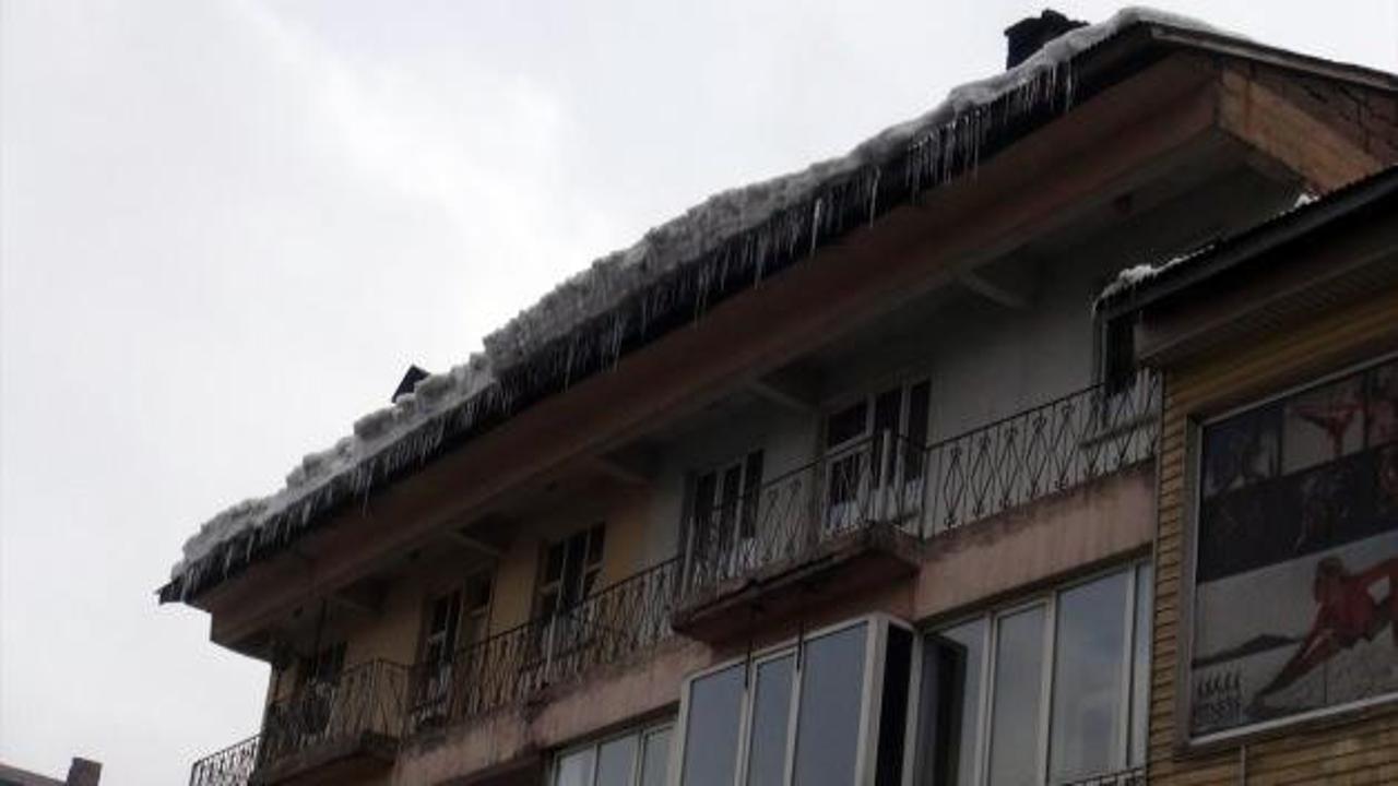 Tatvan'da çatılardaki buz sarkıtları tehlike saçıyor
