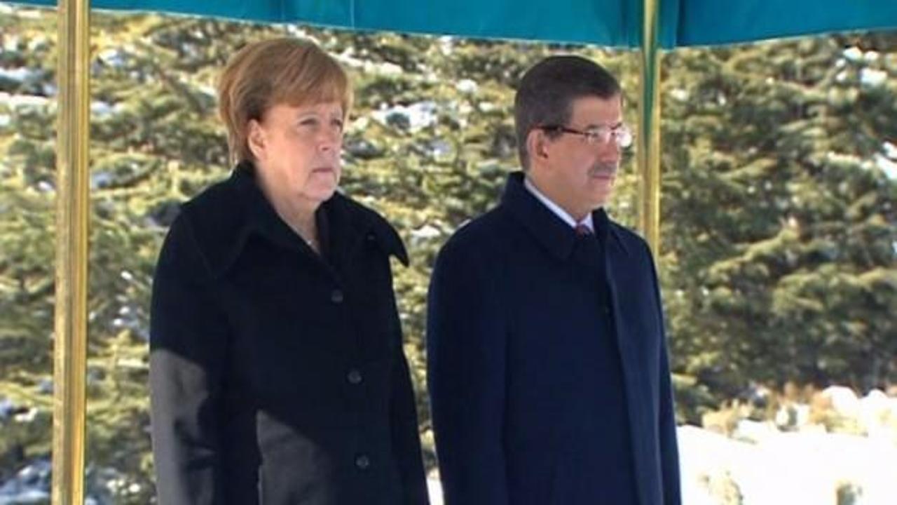 Merkel askeri Türkçe selamladı