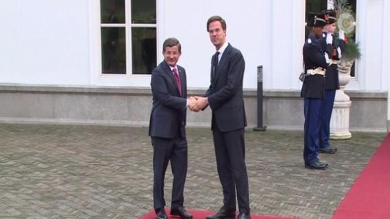 Başbakan Davutoğlu Rutte ile bir araya geldi