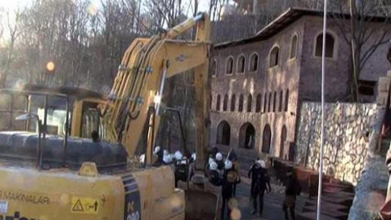 Beykoz'da külliye binasında kaçak yıkımı