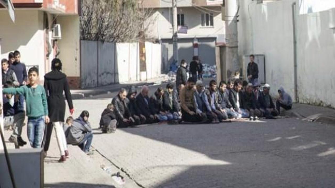 Cizre'de "cuma namazı" sokakta kılındı