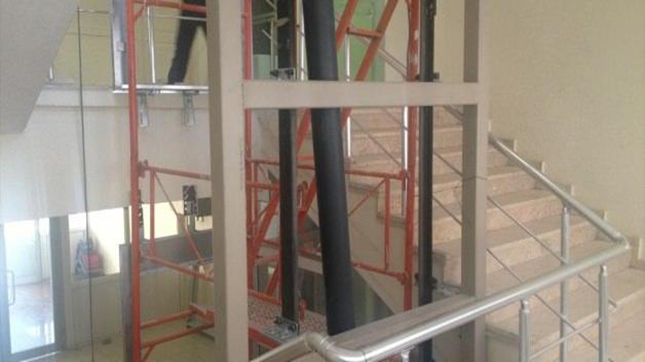 Kaynarca'da hükümet konağına engelli asansörü