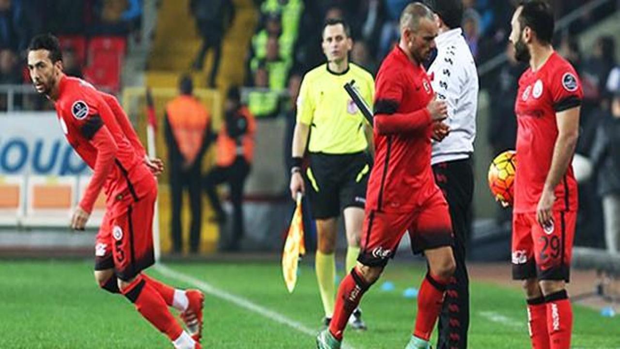 G.Saray'da kriz! Sneijder sinirlenip oyundan çıktı