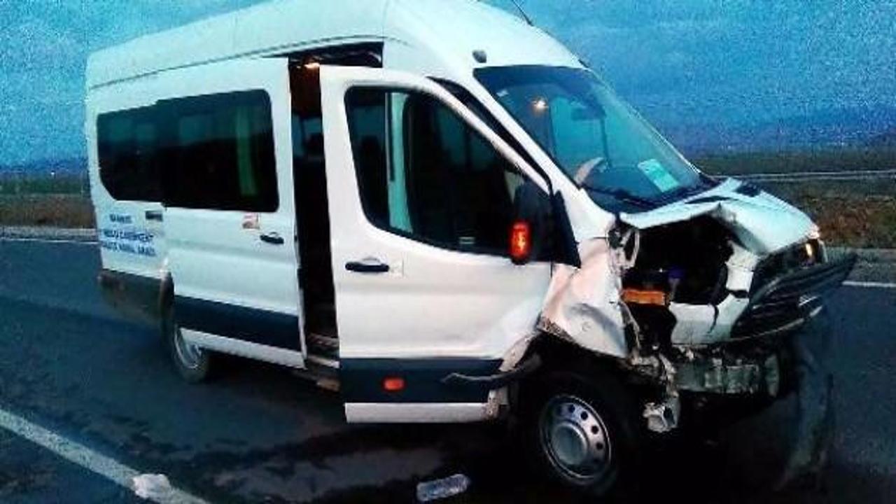 Hastaları taşıyan minibüs kaza yaptı: 15 yaralı