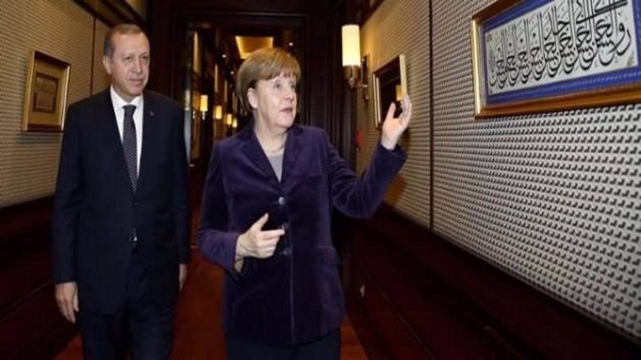 Merkel'in sorduğu o tabloda ne yazıyor?