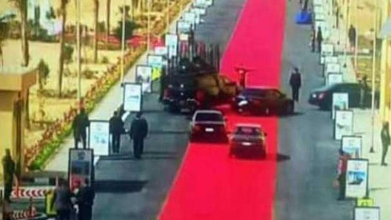 Mısır'da Sisi'nin konvoyuna kırmızı halı serildi