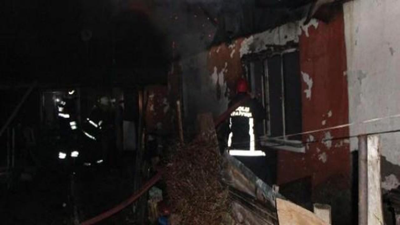 Sigaradan çıkan yangın 3 evi kül etti