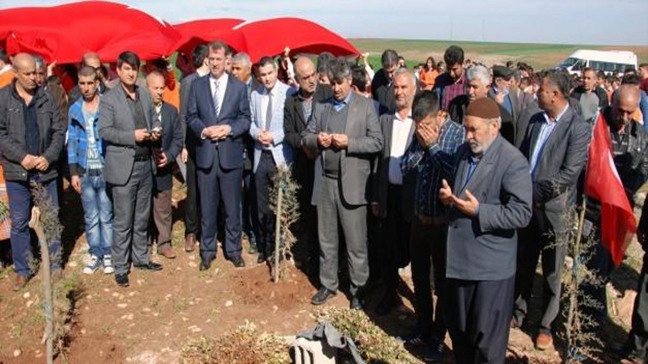 Adıyaman'da öğrenciler, okullarından mezun şehitler için yürüdü