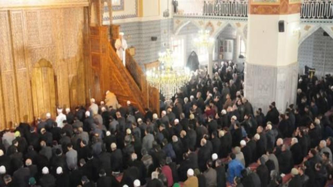 Azerbaycan’da camilerde Türkiye duası