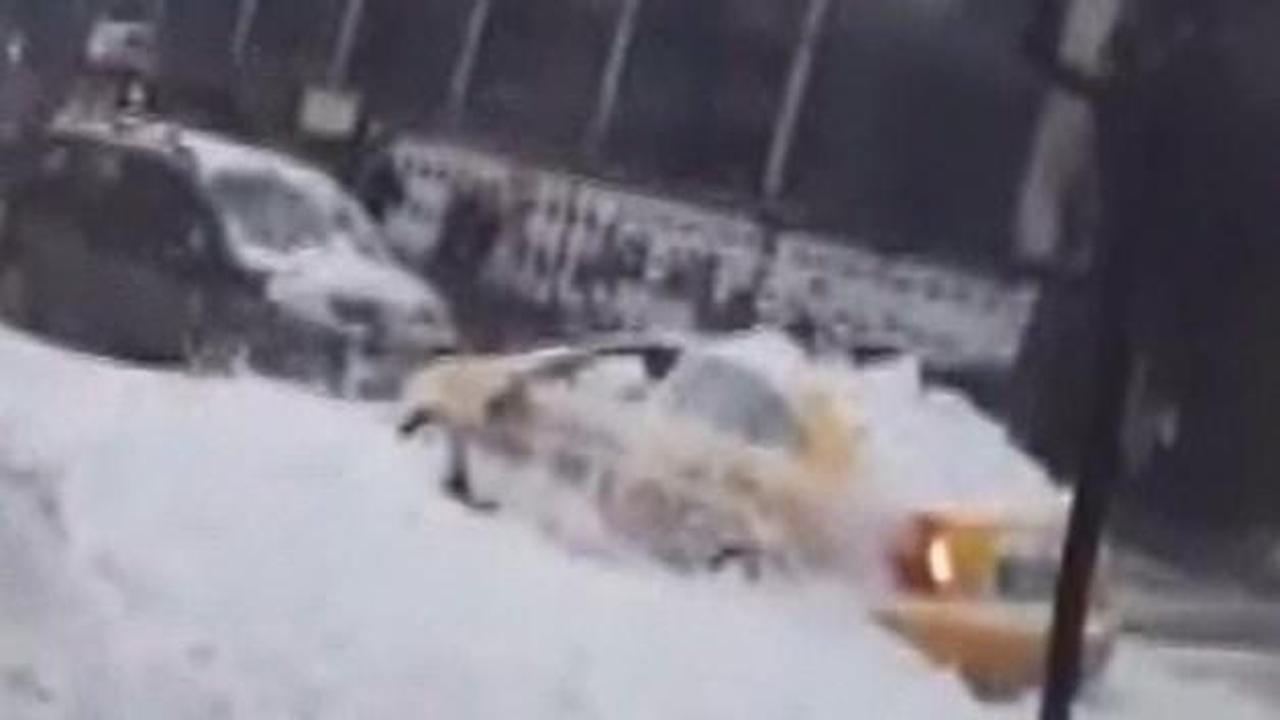 &Ccedil;atıdan dev kar k&uuml;tlesi d&uuml;şt&uuml;: &Ouml;l&uuml;mden d&ouml;nd&uuml;ler