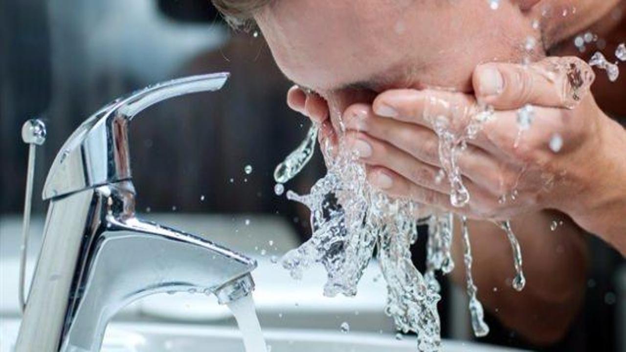 Yüzünüzü sıcak suyla yıkamayın!