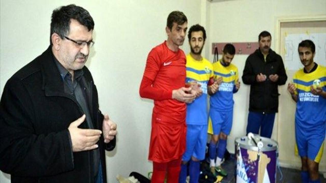 Soyunma odasına girip dua etti