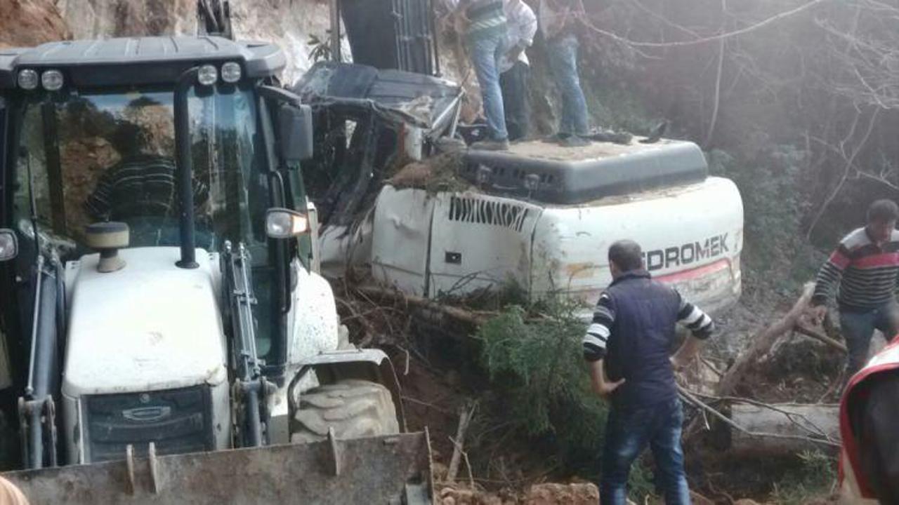 Çaykara'da iş makinesine kaya düştü: 1 yaralı