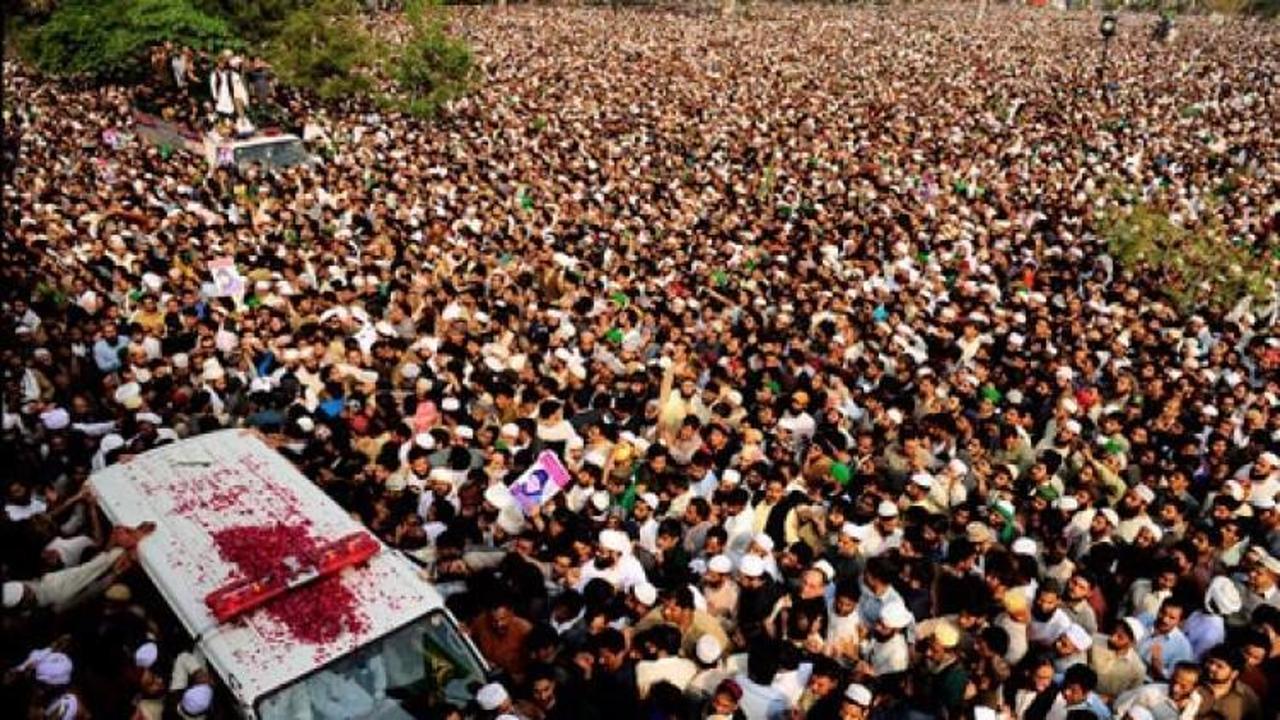 Cenaze törenine on binlerce kişi katıldı