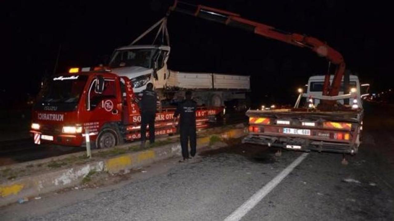TIR'ın çarptığı kamyonet sürücüsü öğretmen öldü