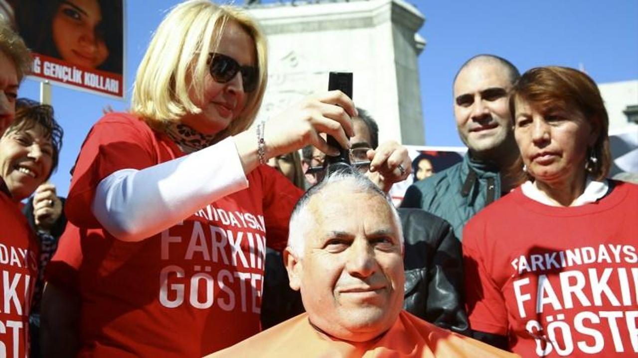 Kadına şiddet protestosunda saçlarını kestirdiler