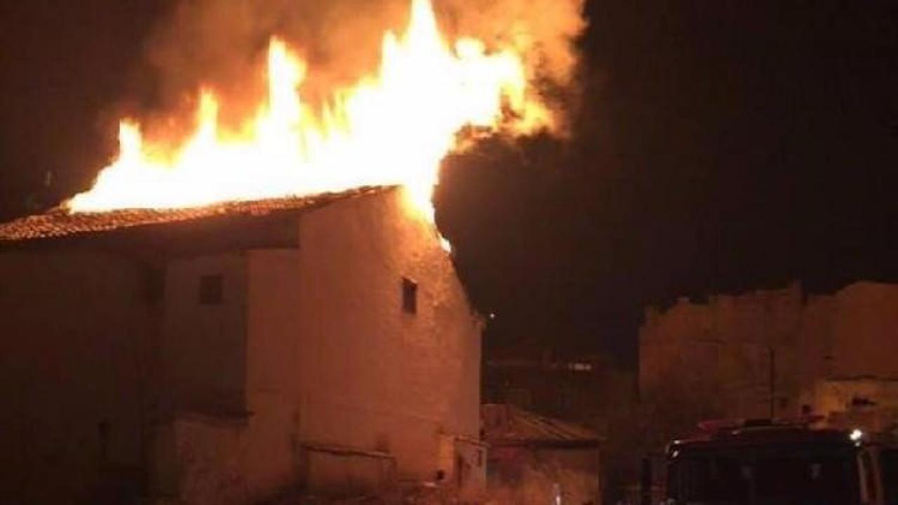 Suriyeli ailenin oturduğu daire alev alev yandı