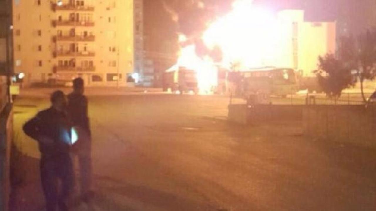 Adana'da 2 TIR alev alev yandı