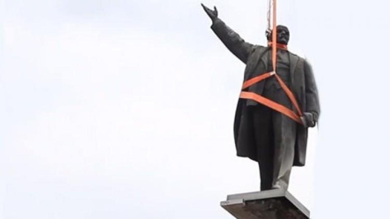 En büyük Lenin heykeli söküldü