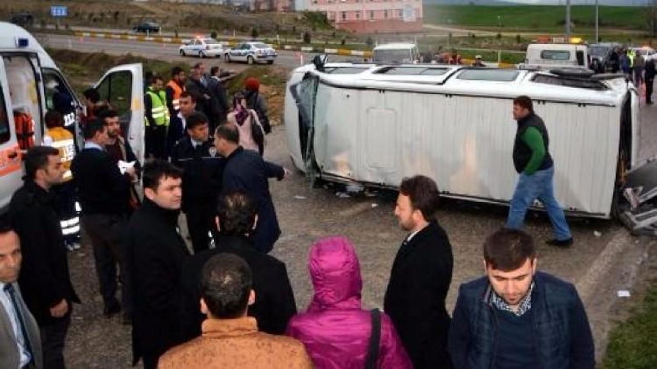&Ouml;ğrenci servisi tır ile &ccedil;arpıştı: 14 yaralı