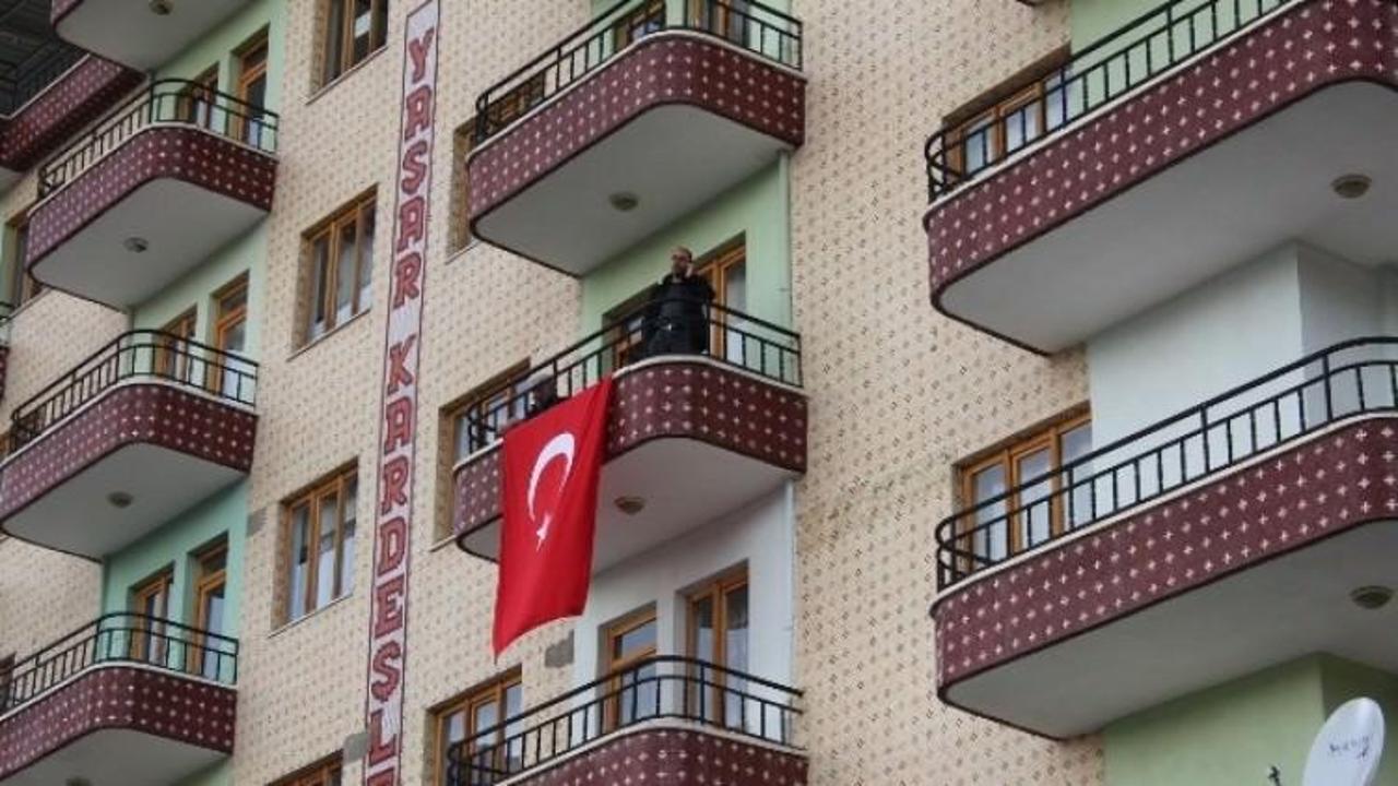 Şehit polisin baba ocağına ateş d&uuml;şt&uuml;