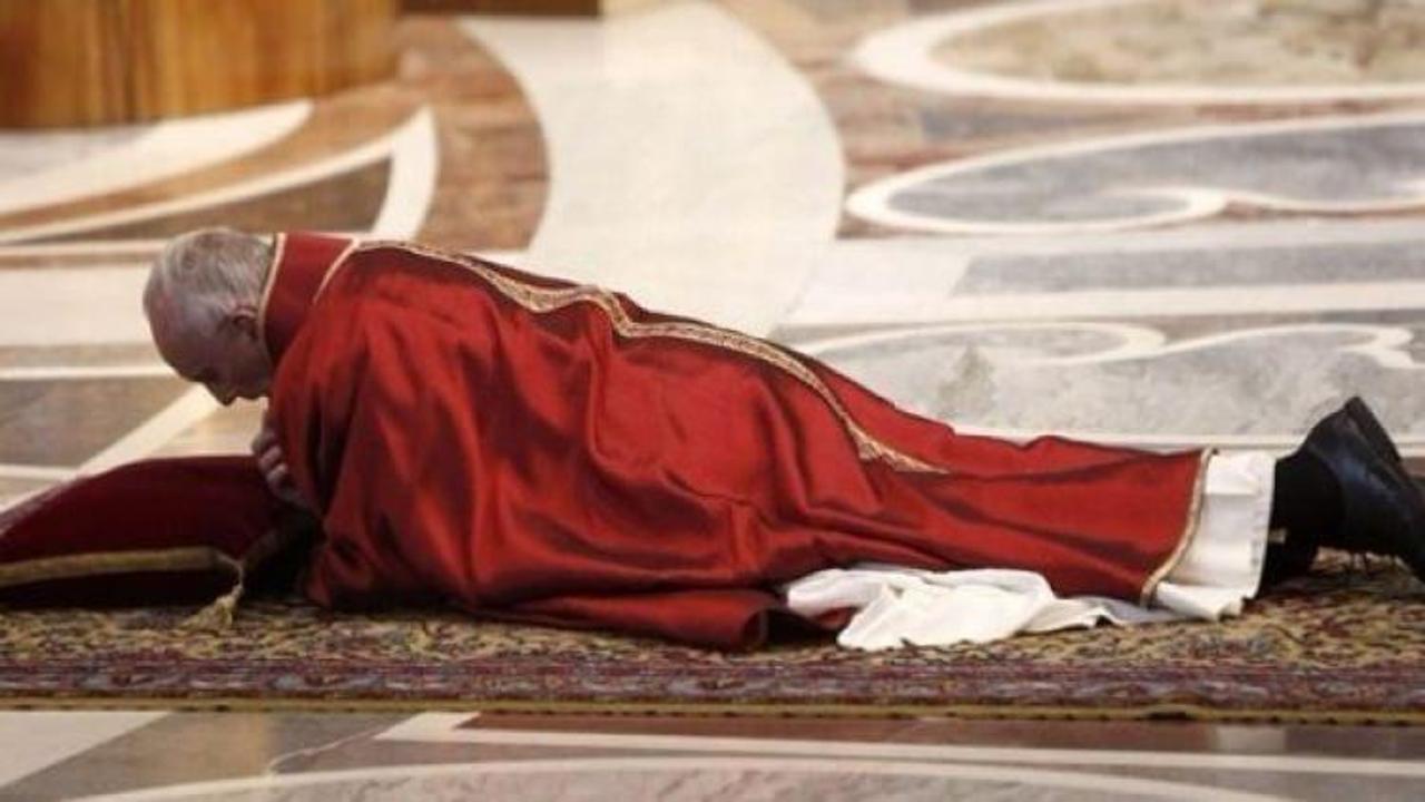 Katolik lideri Papa secdeye kapandı