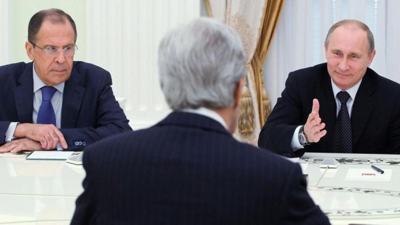 Putin'den Kerry'i şaşkına çeviren espri