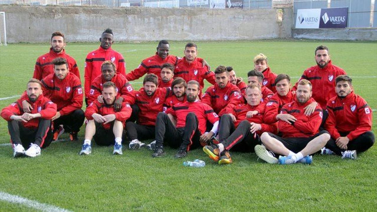 Vartaş Elazığsporlu futbolculardan oturma eylemi