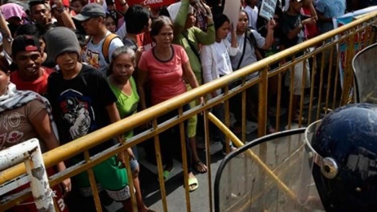 Filipinler'de kıtlık protestosu: 2 ölü