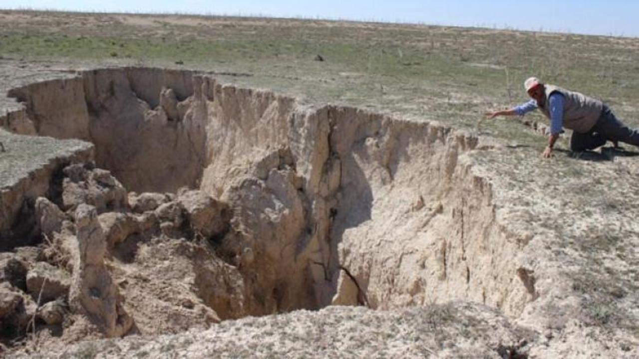 Konya'da korkutan dev çukur