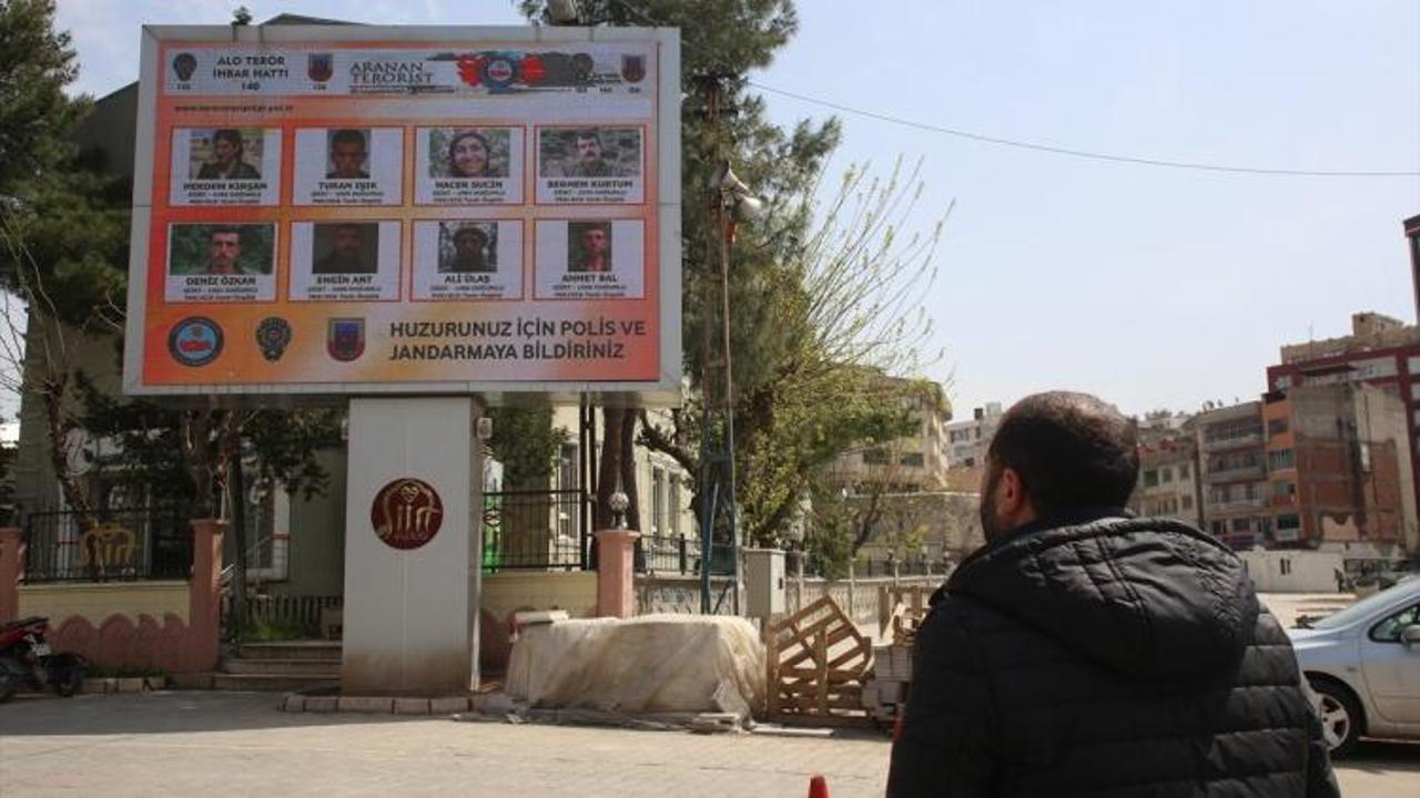 Aranan teröristlerin fotoğrafları billbordlarda