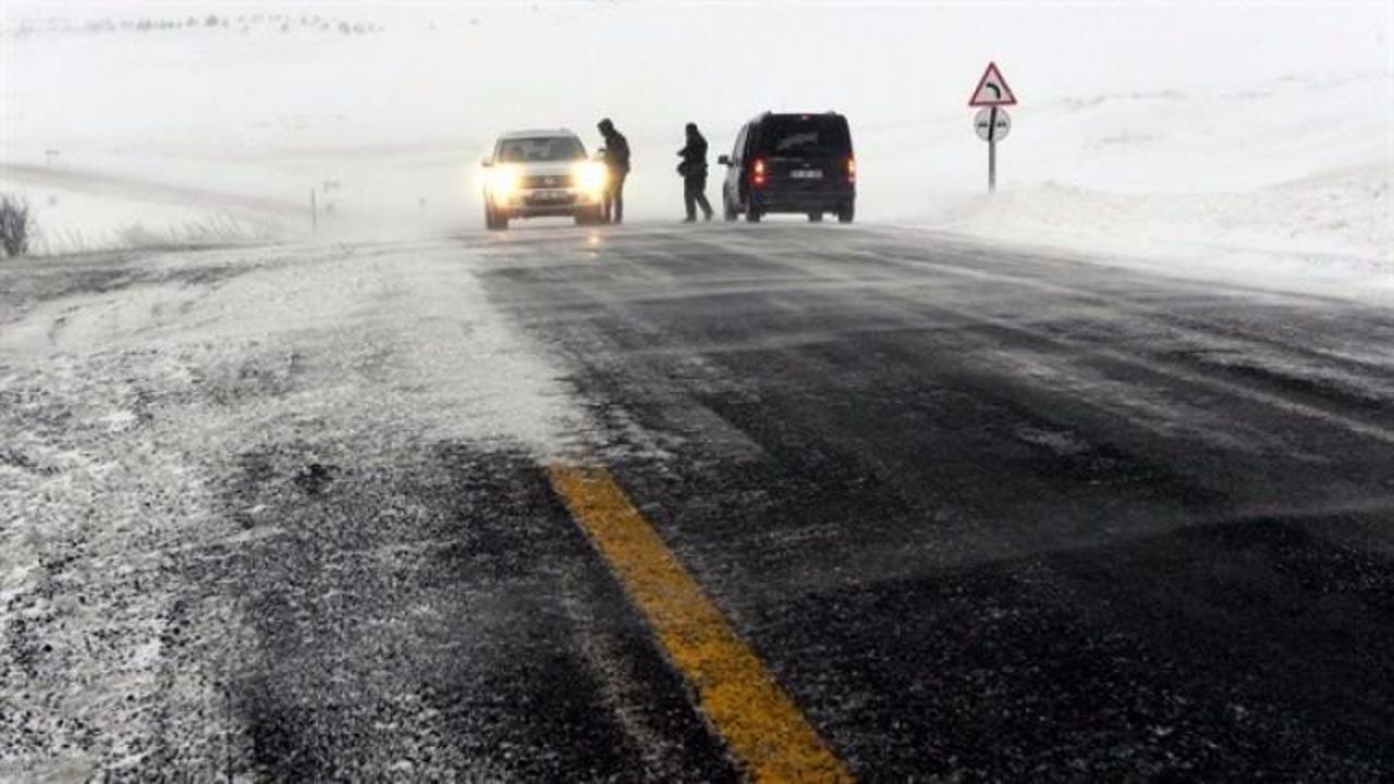 Ardahan'da kar yağışı yolu kapattı