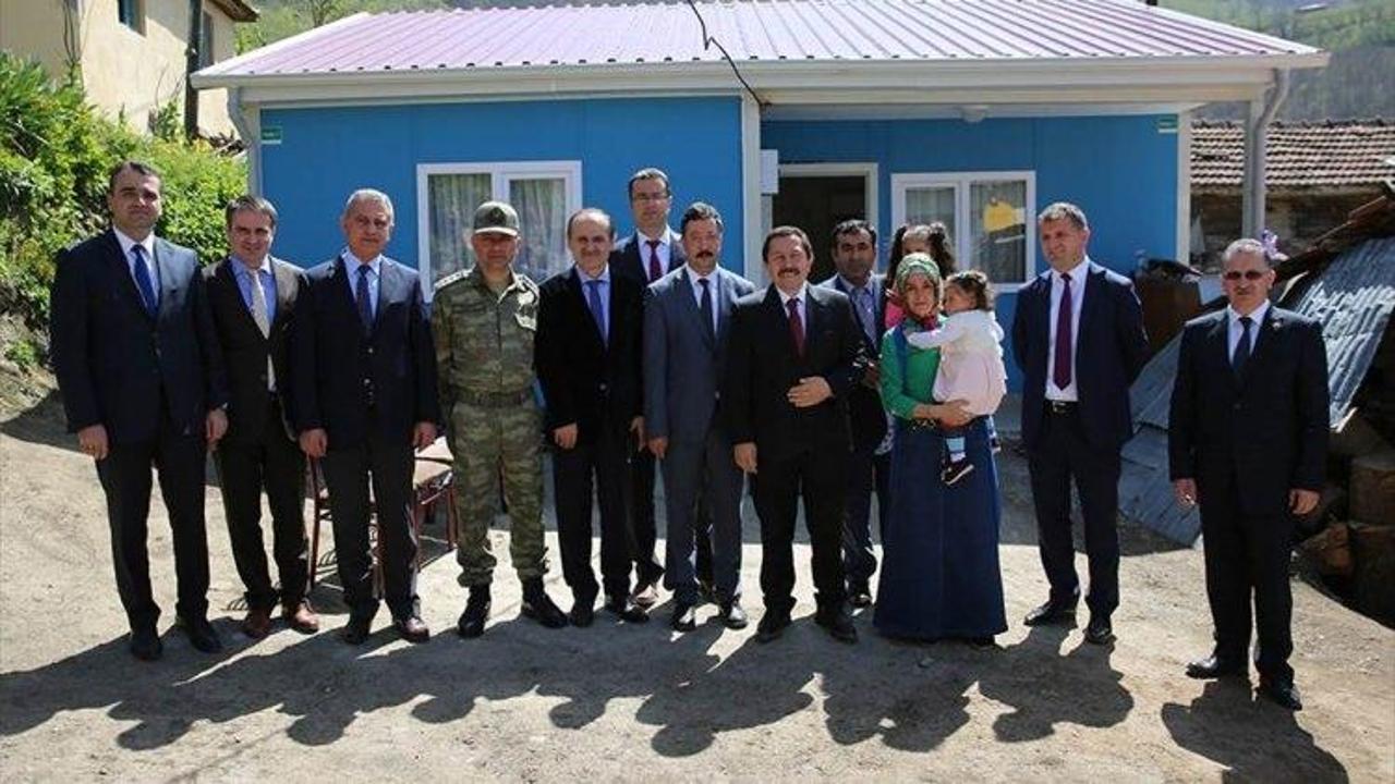 Ordu'da iki ailenin prefabrik ev sevinci