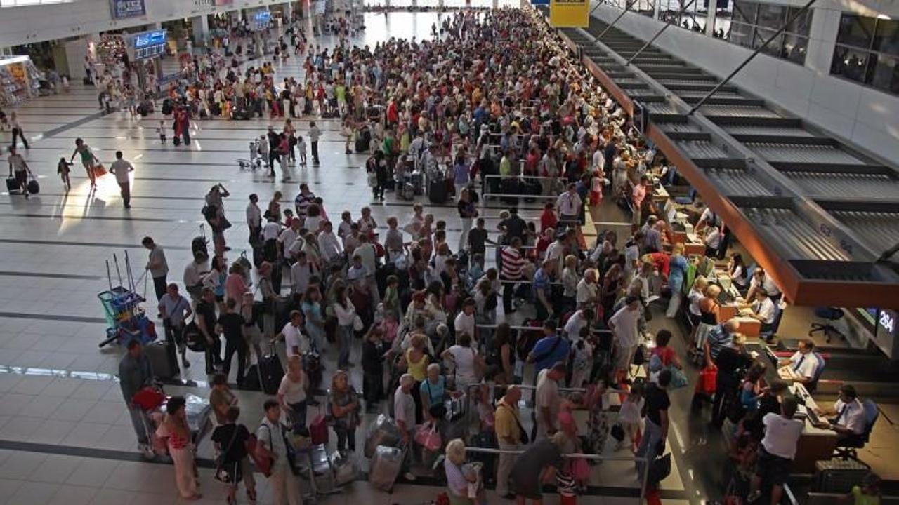 Antalya'ya havayolu ile gelen yolcu sayısı azaldı