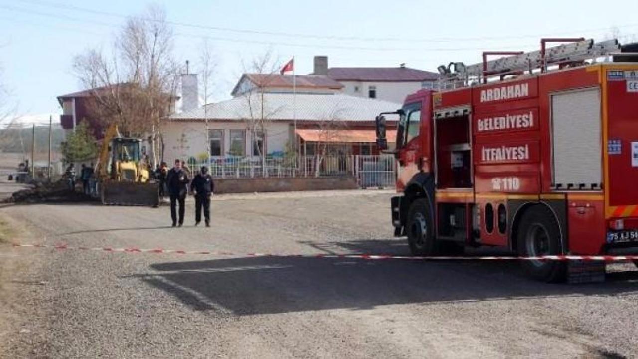Ardahan'da kepçe doğalgaz borusunu patlattı
