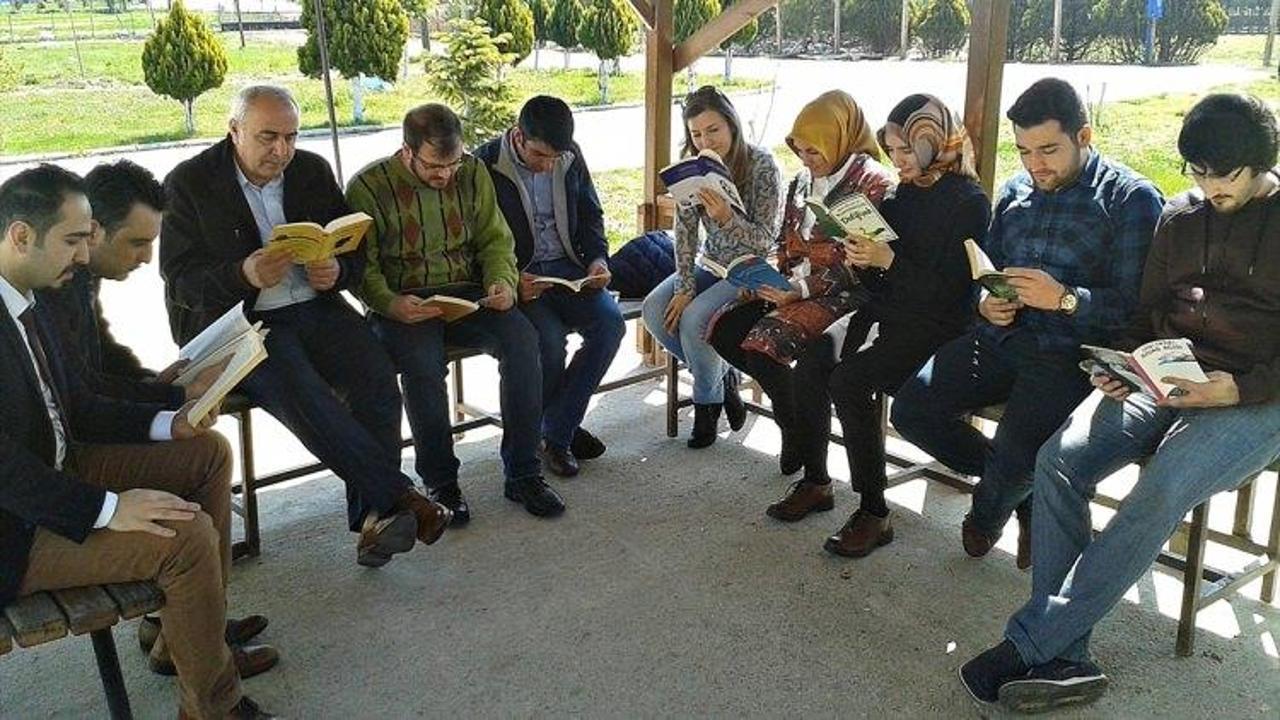 Üniversite öğrenciler kitap okuma etkinliği düzenlendi
