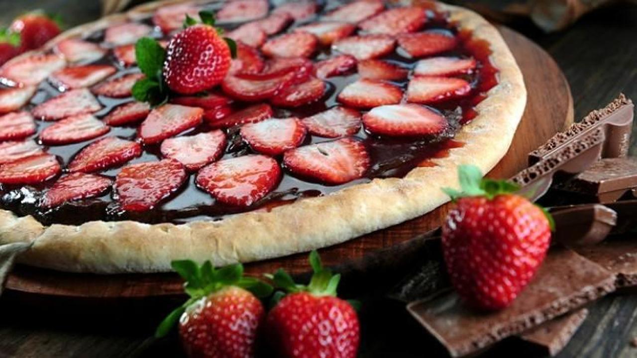 Bitter Çikolatalı, Çilekli Pizza tarifi