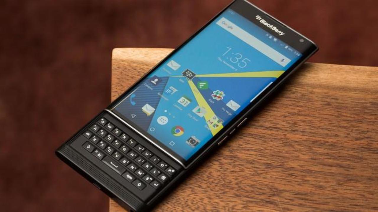 BlackBerry iki telefonla geri dönüyor