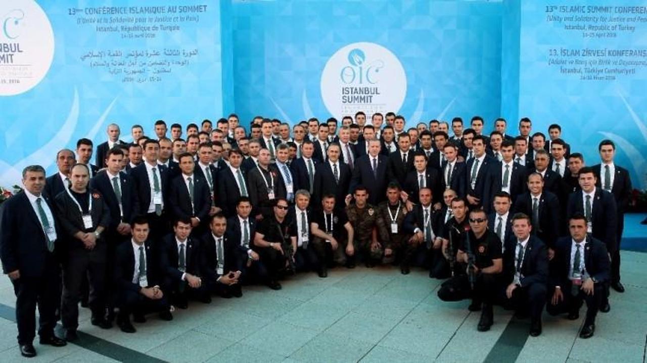 Erdoğan'dan İİT Zirvesi görevlileriyle fotoğraf