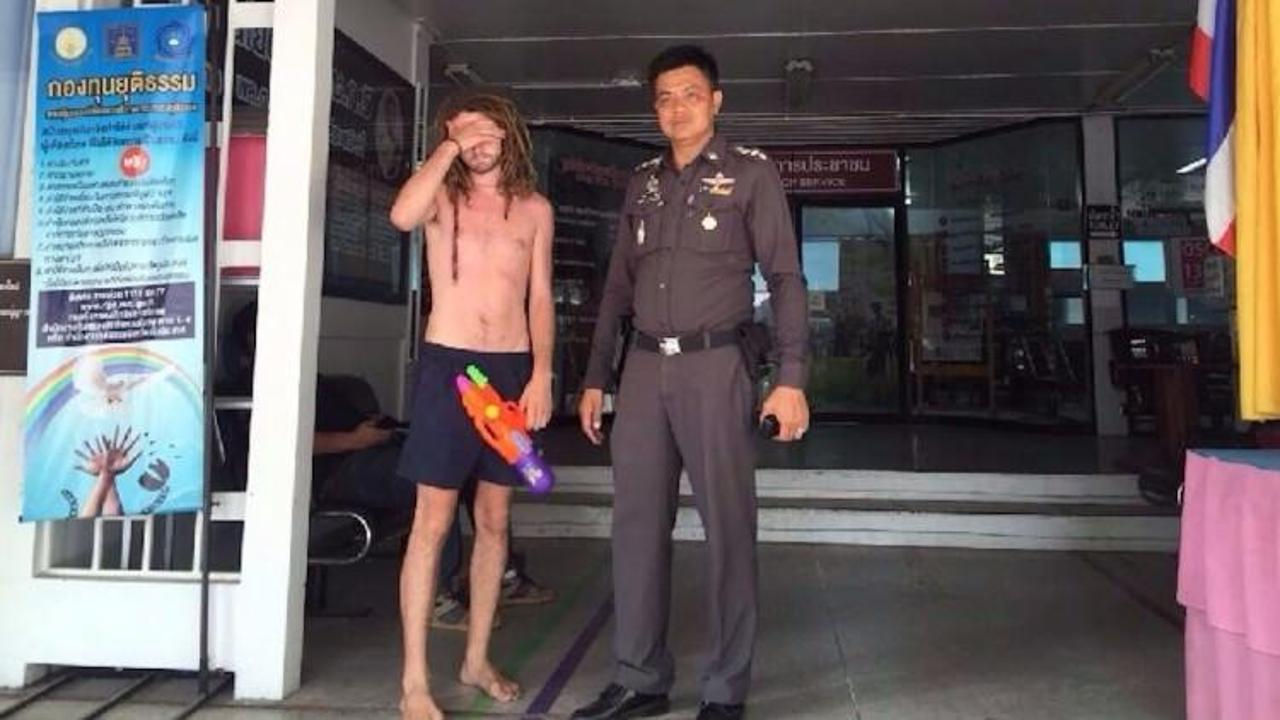 Erkek turiste üstsüz gezme cezası