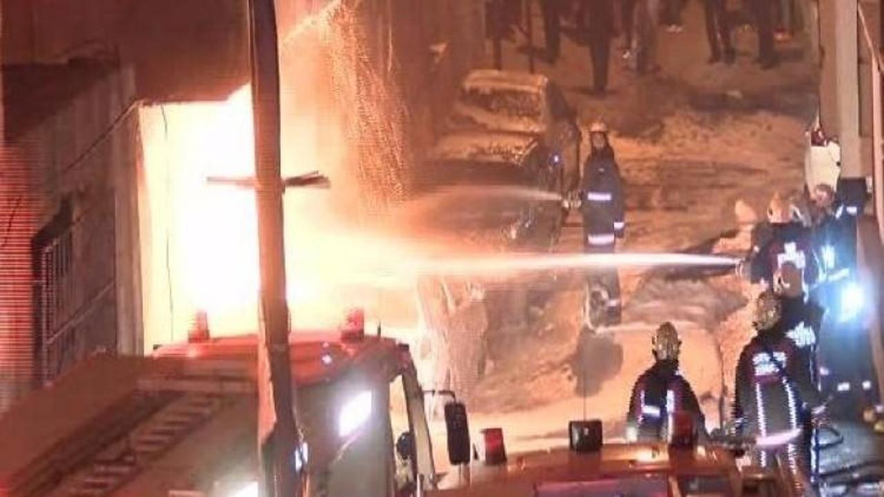 Eyüp'te park halindeki 5 araç alev alev yandı