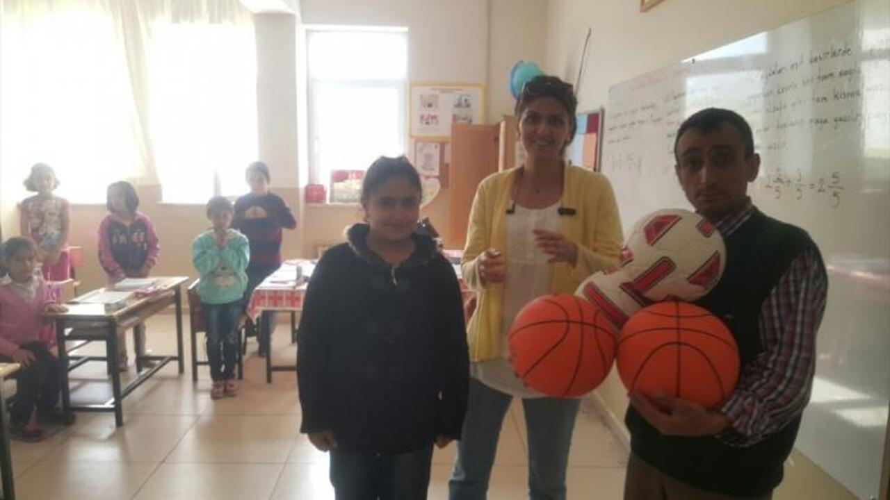 Malatya'da öğrencilere kitap, kıyafet ve spor malzemesi yardımı