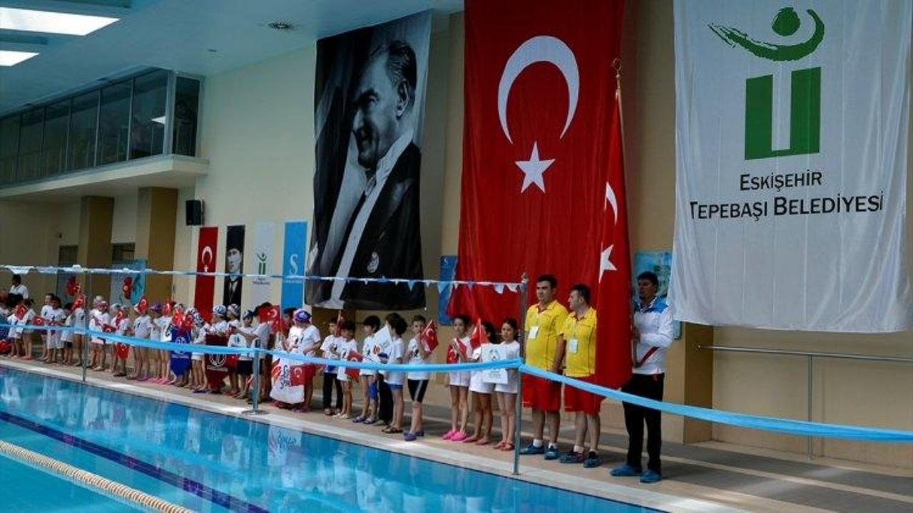 Eskişehir'de "23 Nisan Çocuk Şenliği Yüzme Yarışları" yapıldı